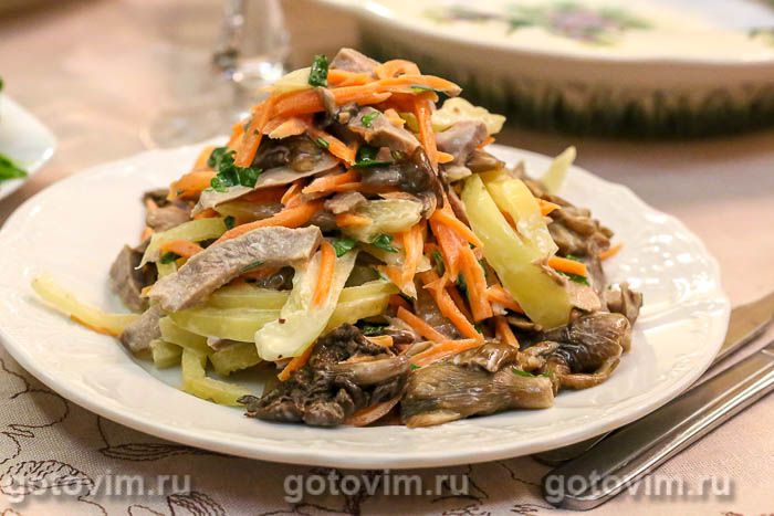 Салат из свиного языка с опятами и овощами. Фотография рецепта