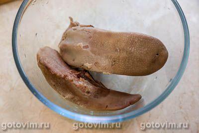 Салат из свиного языка с маринованными опятами и капустой кале, Шаг 02