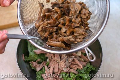 Салат из свиного языка с маринованными опятами и капустой кале, Шаг 05