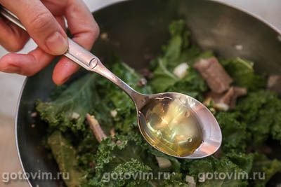 Салат из свиного языка с маринованными опятами и капустой кале, Шаг 06