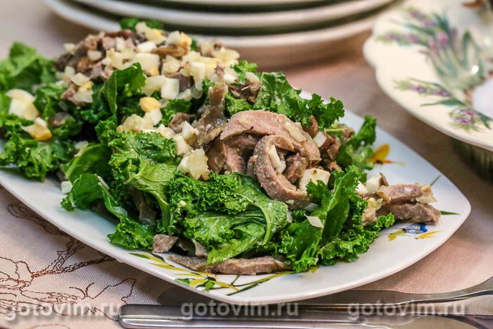 Салат из свиного языка с маринованными опятами и капустой кале. Фотография рецепта