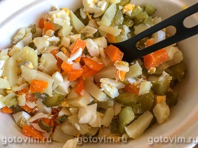 Салат с крабовыми палочками, солеными огурцами и овощами, Шаг 03