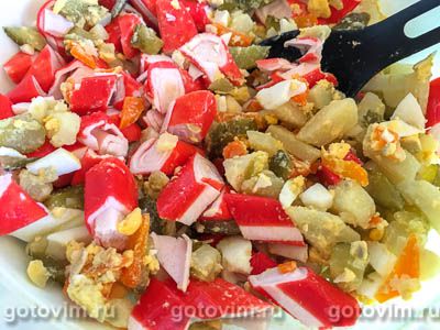 Салат с крабовыми палочками, солеными огурцами и овощами, Шаг 05