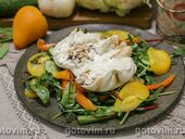 Салат с бурратой, овощами и чесночной заправкой