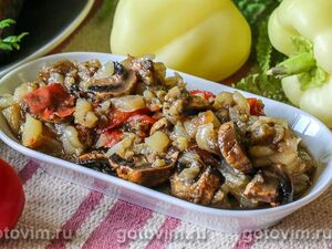 Салат из печеных овощей с грибами и чесночной заправкой