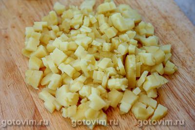 Салат из печени трески с картофелем, маринованным луком и патиссонами, Шаг 03