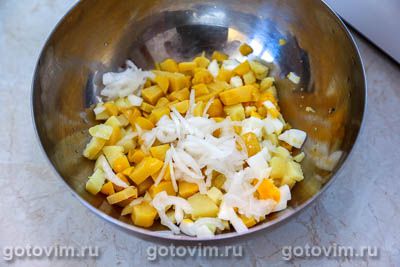 Салат из печени трески с картофелем, маринованным луком и патиссонами, Шаг 06