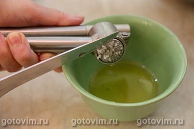 Салат из печени трески с картофелем, маринованным луком и патиссонами, Шаг 08