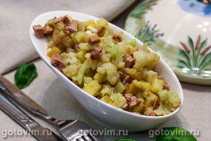 Салат из печени трески с картофелем и цветной капустой. Фотография рецепта