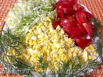 Салат из пекинской капусты с яйцом, кунжутом и помидорами, Шаг 04