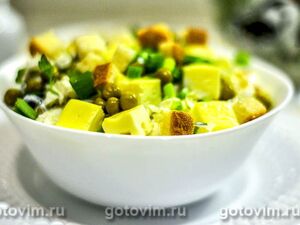 Салат из пекинской капусты с омлетом и сухариками