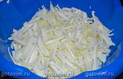 Салат из пекинской капусты с крабовыми палочками, кукурузой и омлетом , Шаг 03