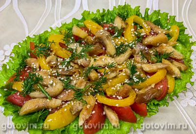 Сочный салат с курицей, сладким перцем, помидорами и кунжутом