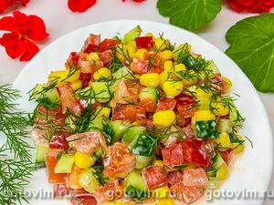 Овощной салат из помидоров, огурцов, перца и кукурузы