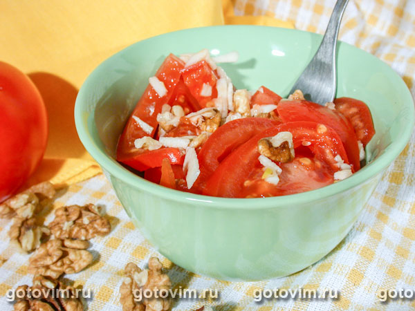 Салат из помидоров с орехами. Фотография рецепта
