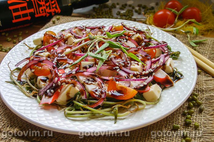 Салат из пророщенного маша с овощами и крабовыми палочками. Фотография рецепта
