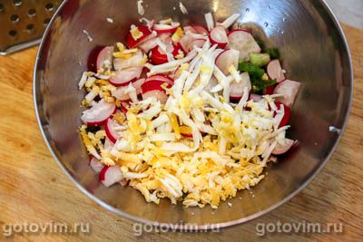 Салат из редиски с сыром, яйцом и зеленым горошком, Шаг 02