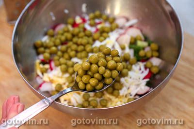 Салат из редиски с сыром, яйцом и зеленым горошком, Шаг 03