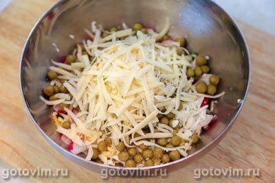 Салат из редиски с сыром, яйцом и зеленым горошком, Шаг 04
