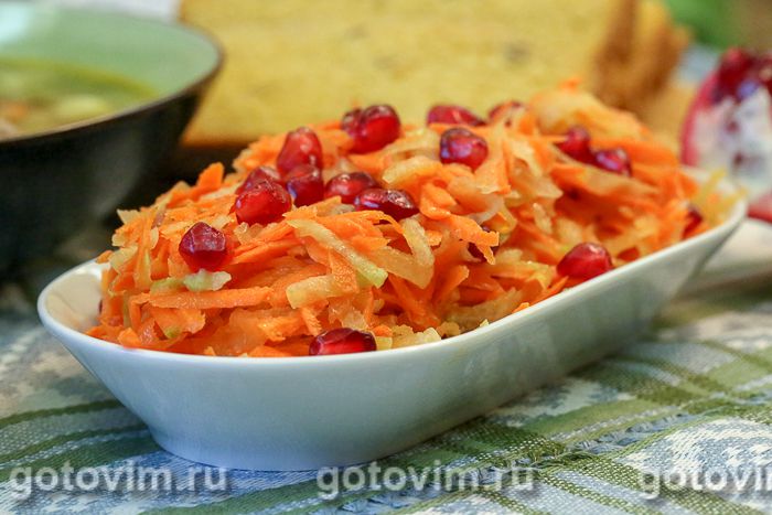 Салат из редьки с морковью и зернами граната. Фотография рецепта
