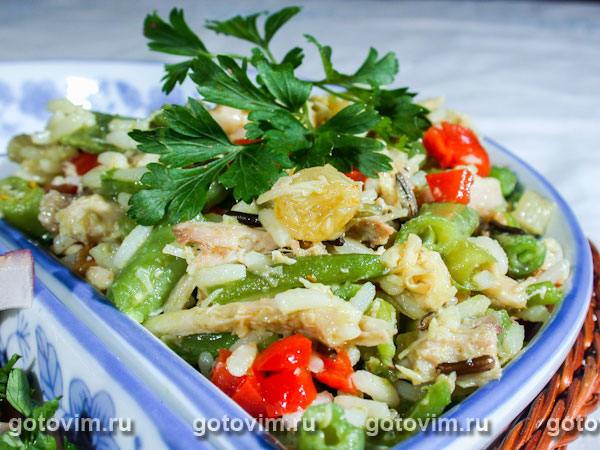 Куриный салат с рисом и карри. Фотография рецепта