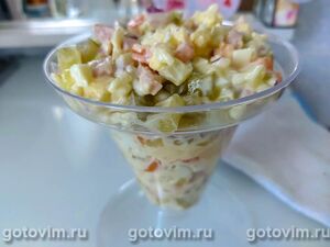 Яичный салат с колбасой, соленными огурцами, сыром и кукурузой