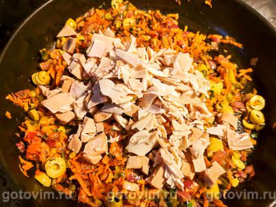 Теплый салат из рисовой лапши с консервированным кальмаром, Шаг 04