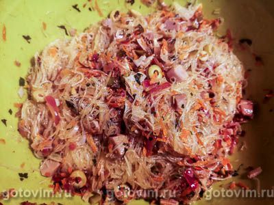 Теплый салат из рисовой лапши с консервированным кальмаром, Шаг 06