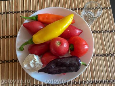 Салат из помидоров со сладким перцем, брынзой и уксусной заправкой, Шаг 01