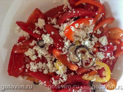 Салат из помидоров со сладким перцем, брынзой и уксусной заправкой, Шаг 03