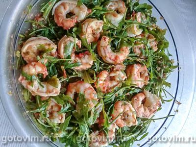 Салат с рукколой и креветками в пряном соусе