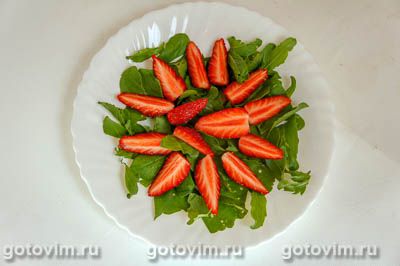 Салат с рукколой, клубникой и сыром, Шаг 03