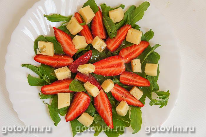 Салат с рукколой, клубникой и сыром. Фотография рецепта