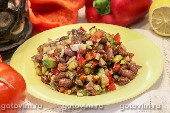 Салат из фасоли с авокадо и селедкой. Фотография рецепта