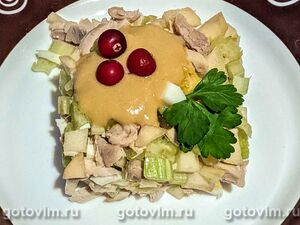 1. Салат с сельдереем, курицей, виноградом и грецкими орехами