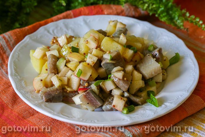 Салат из сельди с яблоком и картофелем. Фотография рецепта