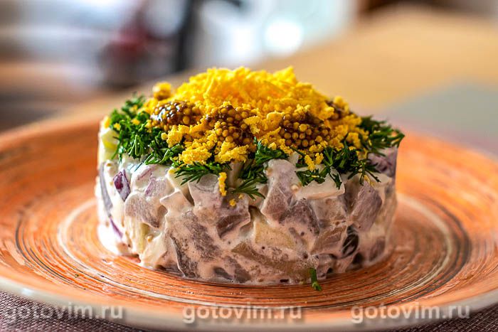 Слоеный салат из норвежской сельди, яиц и каперсов