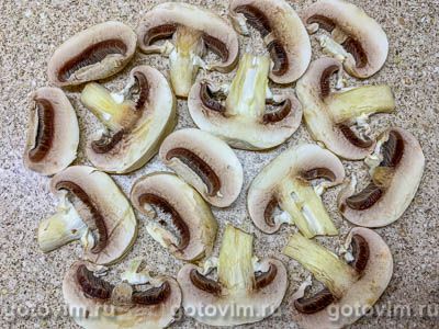 Слоеный салат с жареными шампиньонами, свежим огурцом и кукурузой, Шаг 01