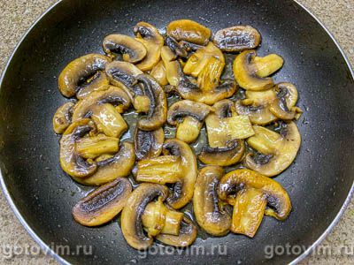 Слоеный салат с жареными шампиньонами, свежим огурцом и кукурузой, Шаг 02