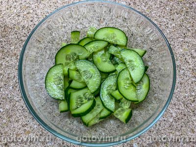 Слоеный салат с жареными шампиньонами, свежим огурцом и кукурузой, Шаг 03
