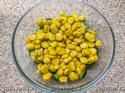 Слоеный салат с жареными шампиньонами, свежим огурцом и кукурузой, Шаг 04