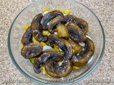 Слоеный салат с жареными шампиньонами, свежим огурцом и кукурузой, Шаг 06