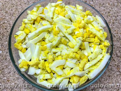 Слоеный салат с жареными шампиньонами, свежим огурцом и кукурузой, Шаг 07