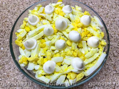 Слоеный салат с жареными шампиньонами, свежим огурцом и кукурузой, Шаг 08