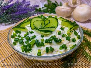 Слоеный салат с жареными шампиньонами, свежим огурцом и кукурузой