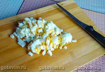 Слоеный салат со слабосоленой семгой, яйцом и сыром, Шаг 01