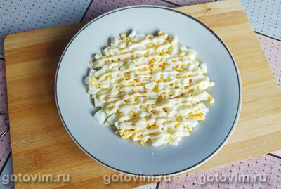 Слоеный салат со слабосоленой семгой, яйцом и сыром, Шаг 02