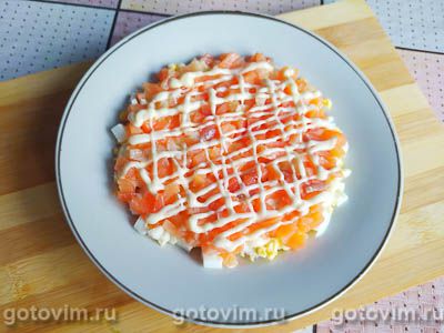 Слоеный салат со слабосоленой семгой, яйцом и сыром, Шаг 04