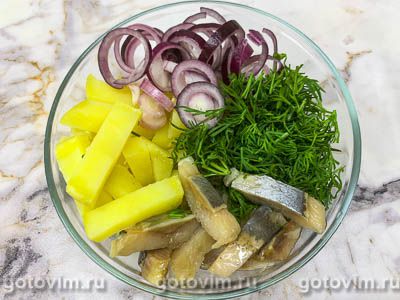 Салат из сельди с картофелем и зеленым горошком, Шаг 05