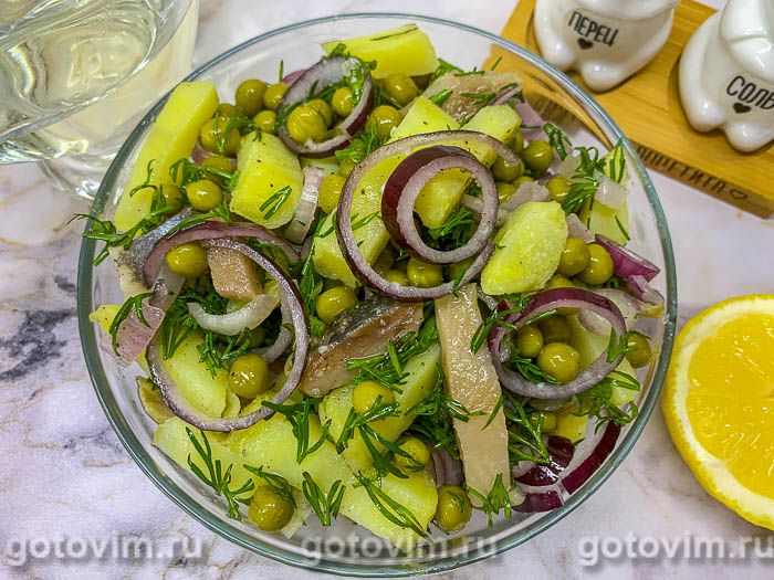 Салат из сельди с картофелем и зеленым горошком. Фотография рецепта